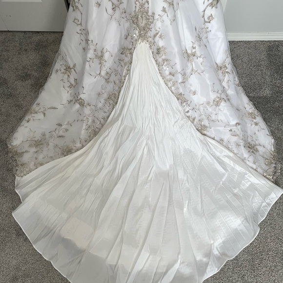 Mori Lee Wedding dress. Color white. Size 16. - Picture 5 of 11